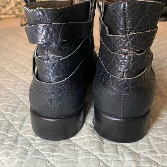 Matt Bernson short boots, size 8.5.  Textured black leather. Slip on. - Picture 6 of 9